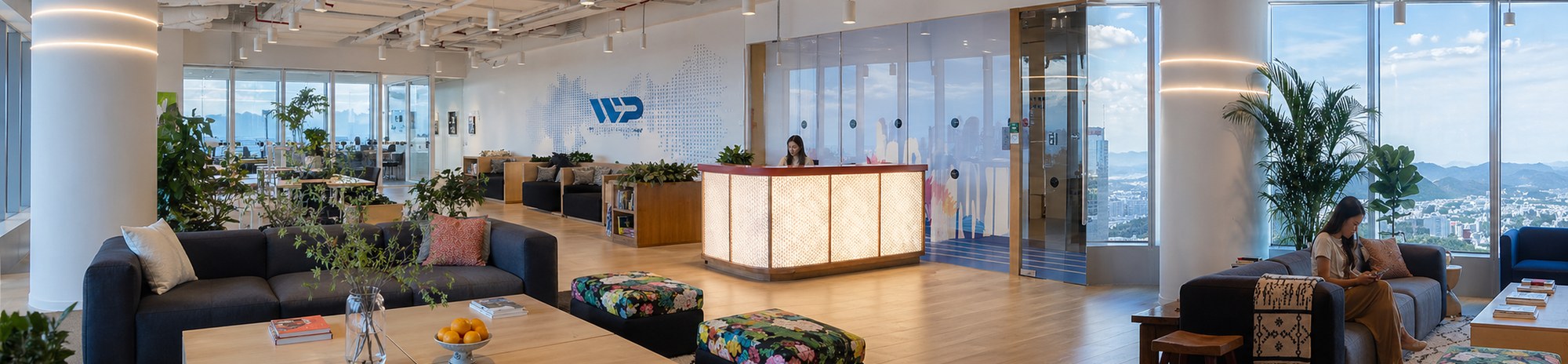 Nuestra oficina en Guangzhou, espacio moderno de tipo loft con el logotipo de WP en la pared