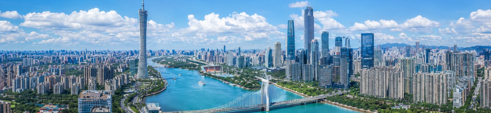 Skyline de Guangzhou de día con la Canton Tower y el puente Liede sobre el río de las Perlas